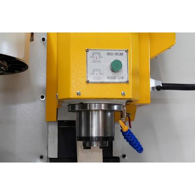 Centro di macchina verticale del centro di fresatura e di giro di CNC piccolo con 12pcs lo strumento (VMC24L)